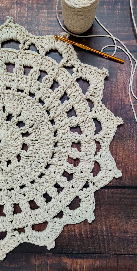 Oombawka Design Crochet, Crochet Macrame Cord, Diy Crochet Rug, Rug Crochet Pattern, Crocheted Rug, Crochet Bathroom, Crochet Rug Patterns Free, Crochet Cluster Stitch, Crochet Doily Rug