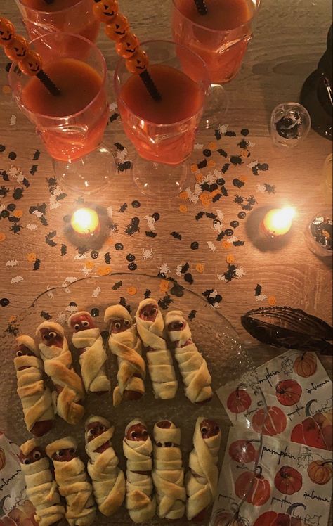 this pin shows a halloween party food made of sausages and dough rolled around them to make them look like mummies! Creative Dinner, Diner Aesthetic, Hallowen Party, Halloween Date, Pumpkin Carving Party, Fall Picnic, Halloween Party Dinner, Halloween House Party, Dinner Party Themes