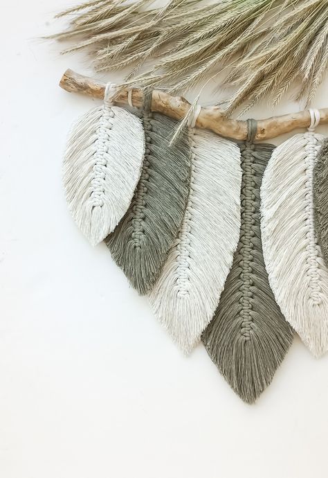 Diy Macrame Wall Hanging, Etsy Macrame, Macrame Feather Wall Hanging, Art Macramé, Pola Macrame, Macrame Feathers, Boho Macrame Wall Hanging, Feather Diy, Feather Wall Hanging