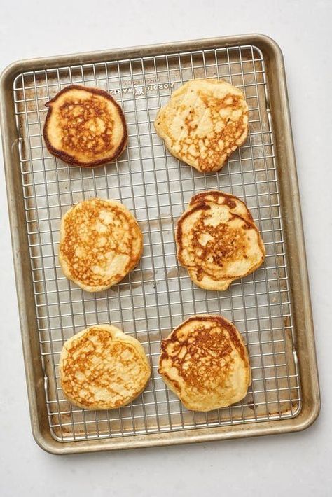 How to Freeze and Reheat Pancakes. Wondering if your favorite pancake breakfasts recipe is freezable? You're in luck! This classic weekend breakfast favorite is EASY to make in advance. Make them ahead and freeze them following these tips for quick on the goo weekday breakfasts. Eating Together, Freeze Pancakes, Making Pancakes, Pancake Warmer, Hot Cakes, How To Make Pancakes, Keep Food Warm, Weekend Breakfast, Christmas Brunch