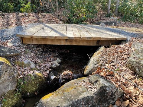 Pallet Bridge Diy, Garden Bridge Ideas, Diy Bridge, Stream Bridge, Yard Bridge, Backyard Bridges, Outdoor Bridges, Bridge Ideas, Farm And Garden