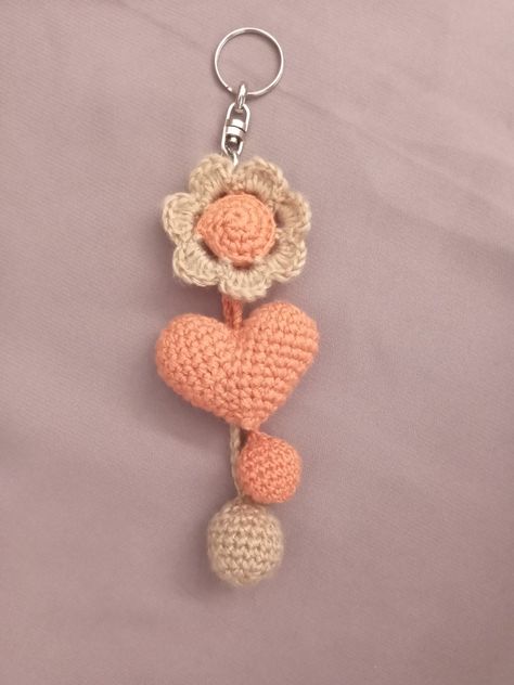 Crochet Keyring Free Pattern, Keychain Patterns, Crochet Keychains, Crochet Wallet, Keychain Pattern, Gifts Crochet, Crocheting Patterns, Crochet Chicken, Bear Keychain