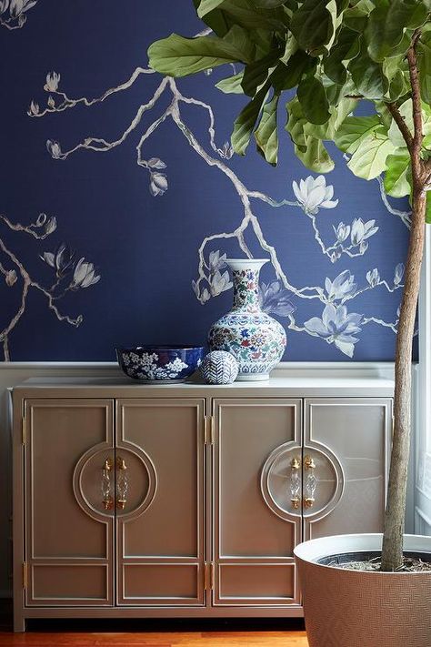 Blue Wallpaper Living Room, Blue Chinoiserie Wallpaper, Chinoiserie Interior, Dining Room Nook, League Of Their Own, Transitional Dining Room, Dining Room Wallpaper, Blue Chinoiserie, Eclectic Interior Design