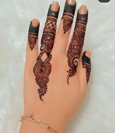 Decent design Decent Mehndi Designs For Eid, Decent Mehndi Designs, Finger Mehndi Style, Mehandi Design For Hand, Mehndi Designs Bridal Hands, Finger Henna, Full Hand Mehndi, Finger Henna Designs, Rose Mehndi Designs