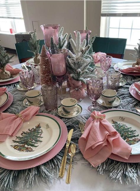 Christmas Table Pink, Pink And Green Christmas Table, Pinkmas Party, Pink Christmas Tablescapes, Pink Christmas Table Decor, Pink And Green Christmas Decor, Christmas Party Decorations Table, Pink Xmas Decor, Green And Pink Christmas