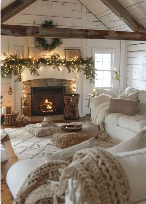 Cottage Christmas, Christmas Mantel Decorations, Christmas Decorations Living Room, Christmas Living Rooms, Christmas Bedroom, Farmhouse Christmas Decor, Decoration Inspiration, Decor Trends, Christmas Decor Ideas