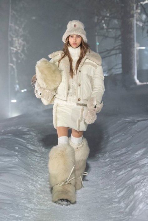 Russian Fashion Street, Inuit Clothing, Apres Ski Wear, Chalet Christmas, Russian Aesthetic, Russian Clothing, Xmas 2024, Boots Fur, Modern Street Style