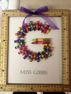 Teachers gift: Crayon Initial inside a frame with rulers hot glued for the border... Custom Teacher Appreciation Gifts, School Wreaths, Teacher Wreaths, Appreciation Gifts Diy, Crayon Crafts, Teacher Appreciation Gifts Diy, Teacher Craft, Teachers Diy, Teachers Gifts