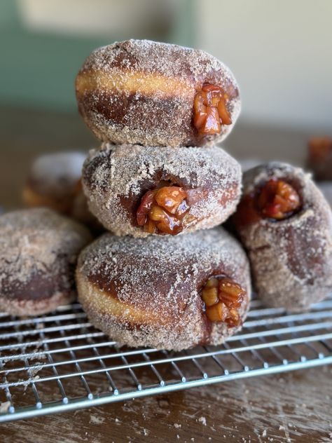 Apple Pie Cinnamon Sugar Donuts - The Farmstyle Apple Cinnamon Donut, Donuts Holes, Apple Doughnut, Apple Cider Donuts Recipe, Donut Calories, Homemade Donuts Recipe, Apple Donuts, Christmas Donuts, Cinnamon Sugar Donuts