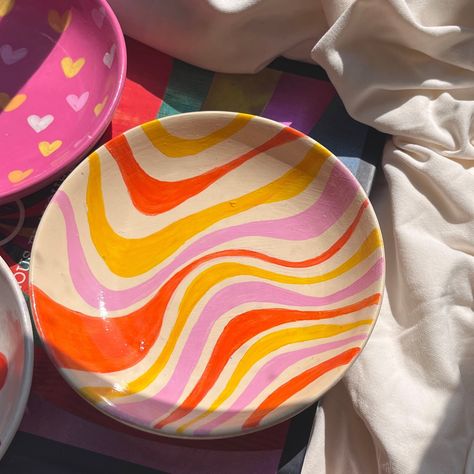 Groovy Pottery Painting, Jewlery Dish Painting Ideas, Funky Pottery Painting Ideas, Painted Clay Bowls, Ceramic Painting Ideas Easy Plates, Abstract Painted Pottery, Paint Your Own Bowl Ideas, Paint On Dishes, Ceramic Dish Painting