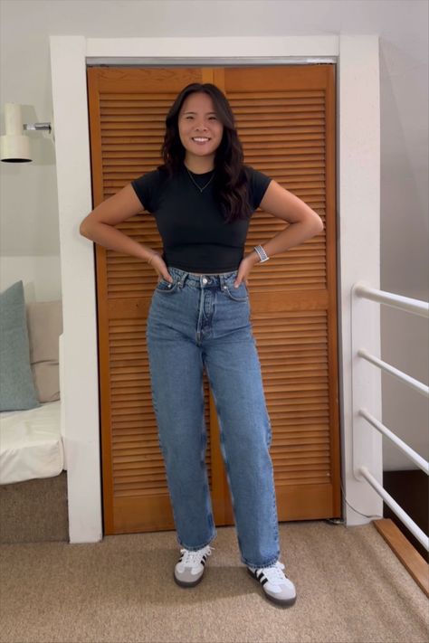 High Rise Tapered Jeans Outfit, Ootd Jeans High Waist, Outfits With Mom Jeans For School, Straight Left Jeans Outfit, Super High Waisted Jeans Outfit, High Waist Straight Leg Jeans Outfit, High Waist Jeans Outfit Ideas, Tapered Jeans Women Outfit, Straight Fit Jeans Outfit Women