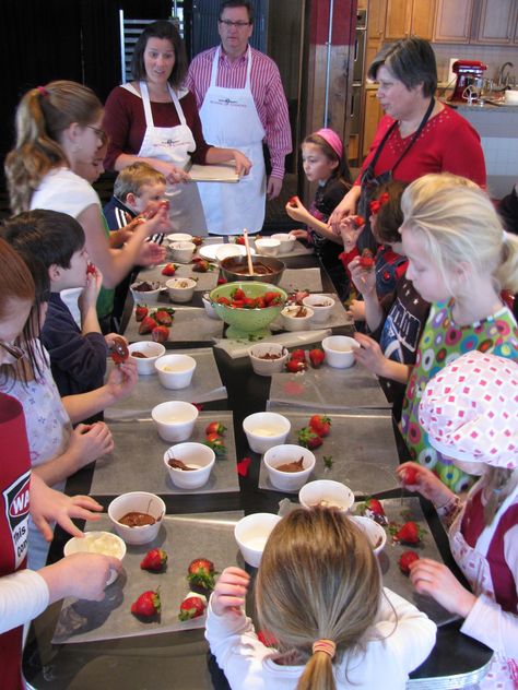 Idées activités : atelier de cuisine pour enfants  pour apprendre à préparer de bons gâteaux au chocolat et à la fraise. Cooking Class For Kids, Health Restaurant, Dipped Fruit, Kids Cooking Party, Cooking Pork Roast, Culinary Kitchen, Makeup Classes, National Nutrition Month, Cooking Party