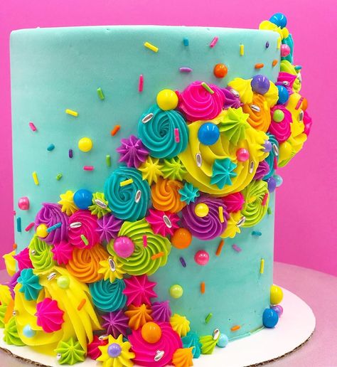 🌈💕Happy Pride Month💕🌈 Celebrating diversity with this bright and beautiful neon rainbow cake. What’s a rainbow with out color? Happy Pride!… Pride Month Cake, Bright Birthday Cakes, Month Cake, Neon Birthday Cakes, Trolls Birthday Cake, Neon Cakes, Trolls Cake, Colorful Cake, Pastel Cupcakes