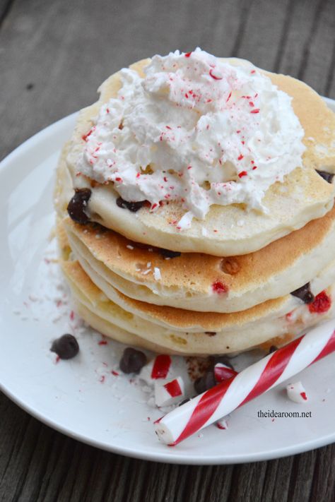 These look heavenly! New family christmas tradition! Peppermint Chocolate Chip Pancakes! Peppermint Waffles, Pancakes Gift, Chocolate Chip Pancakes Recipe, Peppermint Recipes, Fancy Breakfast, Future Chef, Christmas Breakfast Recipe, Peppermint Chocolate, Pancake Recipes