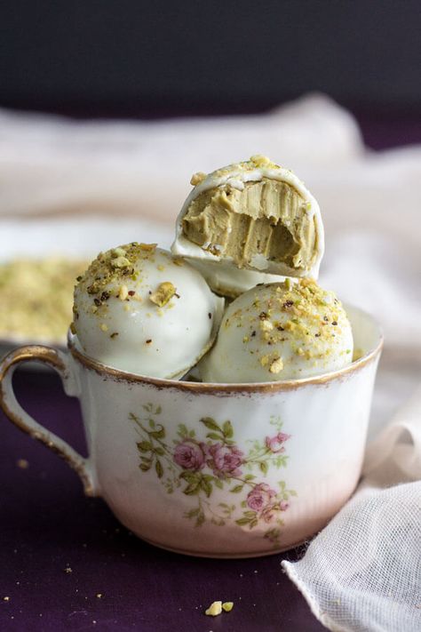 Pistachio Truffles, Glutenfri Baking, Recipe Inspirations, Pistachio Recipes, Dessert Truffles, Chocolate Pistachio, Pistachio Butter, Candy Truffles, Truffle Recipe