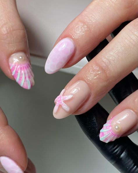 🐚💖 #nails #nailart #nailinspo #nailsofinstagram #nailsnailsnails #summernails #summer #pink #pinknails #mermaid #girlie #cute Hot Pink Mermaid Nails, Mermaid Nails Ideas, Short Mermaid Nails, Pink Mermaid Nails, Pink Beach Nails, Nails 23, Seashell Nails, Cheetah Print Nails, Sea Nails