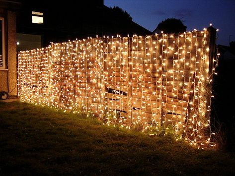 curtain lights on fence for night-time garden party #GardenParty Garden Party Decorations, Modern Fence, Night Garden, Deco Luminaire, Fence Decor, Garden Party Wedding, Backyard Fences, Curtain Lights, Garden Parties