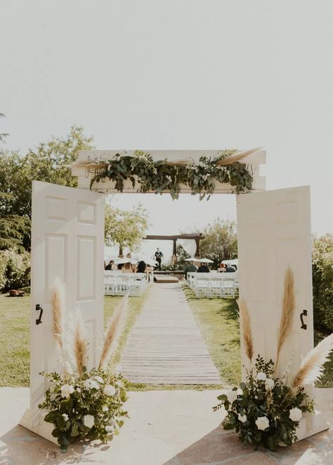 Wedding Arch Ideas Pampas, Outdoor Wedding Doors, Gate Garden Ideas, Door Wedding Decor, Outdoor Wedding Entrance, Garden Pathway Ideas, Flower Gate, Bride Entrance, Outside Wedding Ceremonies