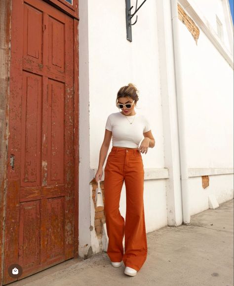 Orange Satin Pants Outfit, Orange Color Palettes Outfit, Orange Pants Outfit Fall, Orange Pants Outfit Work, Pantalon Naranja Outfits, Wide Leg Pants Outfit Fall, Coaching Outfits, Buisness Casual Outfits, Burnt Orange Pants