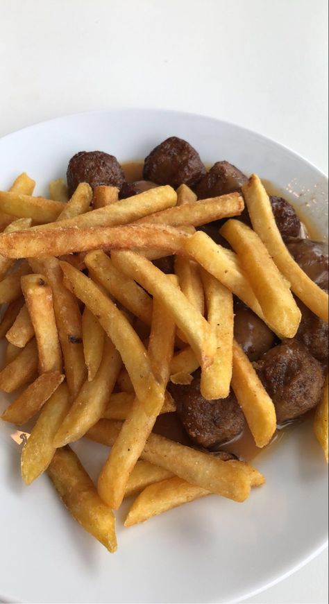 ikea meatballs are to die for Ikea Meatballs, Natural Cleanse, Chicken Burgers Recipe, Ikea Food, Nice Food, Brown Sauce, Just Eat It, Aesthetic Life, Balanced Meals