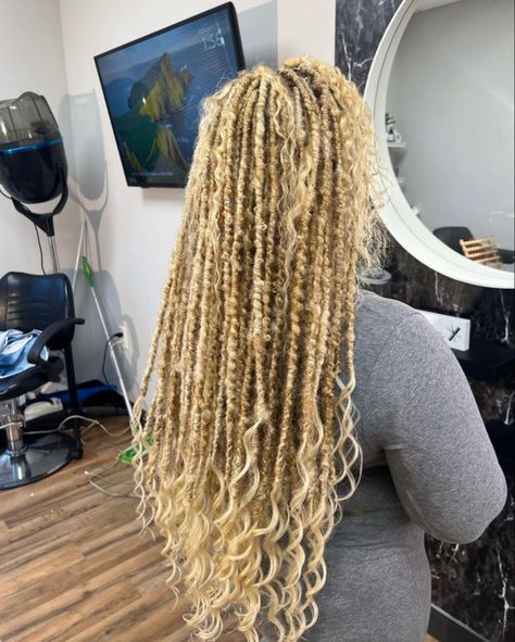 Blond Faux Locs, Butterfly Locs With Curls, Blonde Boho Locs, Blond Locs, Blonde Faux Locs, Fairy Locs, Faux Locs Blonde, Jah Locs, Locs Blonde