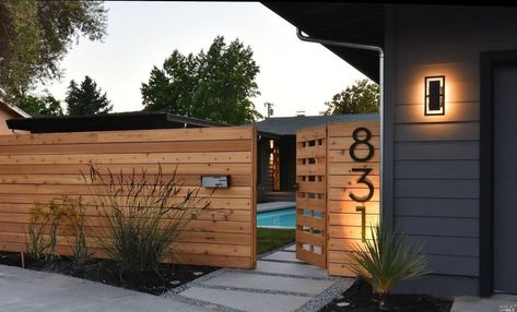 Entrance: A cool contemporary entrance to 831 Virginia Court. Mid Century Modern Fence, Wood Fence Design, Modern Fence Design, Front Yard Fence, Modern Fence, Casa Exterior, Backyard Fences, Privacy Fence, Wooden Fence