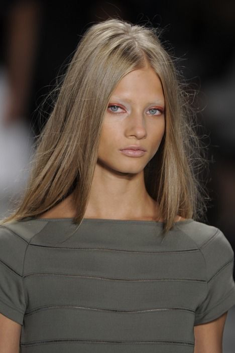 Sand Blonde Hair, Brown Hair Inspiration, Anna Selezneva, Natural Ash Blonde, Beige Blond, Ash Brown Hair Color, Dark Blonde Hair Color, Ash Hair Color, Hair Blond