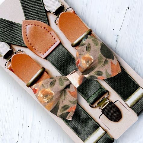 This floral taupe terracotta bow tie & olive suspender set is a great choice for ring bearer gift, ring bearer outfit, bowtie, floral bow tie, boho wedding, green bow tie, eucalyptus wedding, or any other special occasion. ❤ **Please Specify**  Bow Tie Only (w/ Clip or Neck Strap), Suspenders Only, or Bow Tie Only & Susp (Bow Tie and Suspenders) SUSPENDERS- One Pair of our Quality Suspenders BOW TIE - One Bow Tie on White Adjustable STRAP or Alligator CLIP PET BOWTIE w/ Elastic Loops- Slips on a Dark Green Ring Bearer Outfit, Ring Bearer Ideas, Boho Ring Bearer, Ring Bear, Collar Clips, Ring Bearer Gifts, Green Bow Tie, Burnt Orange Weddings, Bearer Outfit