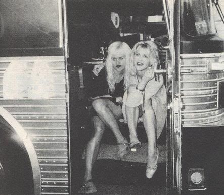 Courtney Love & Kat Bjelland on the Babes In Toyland Lollapalooza tour bus. 1993. Kat Bjelland, Courtney Love Hole, Kurt And Courtney, Frances Bean Cobain, Love The 90s, Tour Bus, Riot Grrrl, Courtney Love, Women In Music