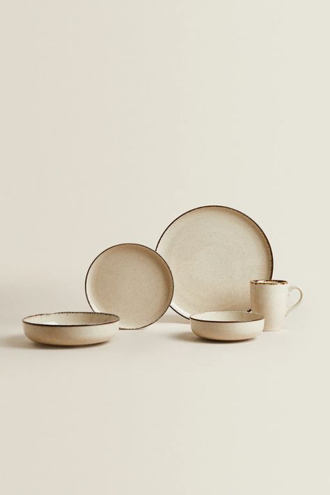 Zara Home Table, Tableware Photography, Linen Table Settings, Porcelain Dishes, Soup Plate, Simple Object, Food Photography Inspiration, Porcelain Tableware, Soup Plating