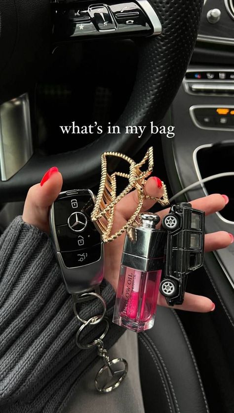 Gwagon Mercedes, Inside My Bag, Girly Car, Mercedes Car, What In My Bag, Luxury Lifestyle Dreams, Dior Addict, Clipuri Video, Future Lifestyle