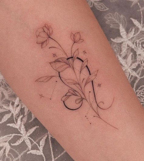 Tattoo Ideas Zodiac Signs Leo, Zodiac Sign With Flowers Tattoo, Zodiac Signs Flowers Tattoo, Leo And Flowers Tattoo, Floral Leo Tattoo, Elegant Leo Tattoo, Leo Poppy Tattoo, Leo Sunflower Tattoo Zodiac Signs, Leo Tattoo Flower