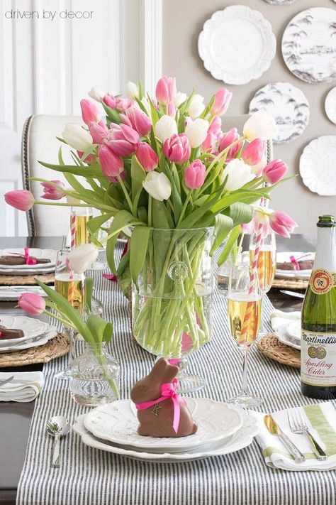 Lots of great ideas for simple Easter table decorations including centerpieces, place cards, and more! Easter Brunch Decorations, Ace Cards, Diy Osterschmuck, Easter Table Decor, Easter Entertaining, Easter Table Settings, Easter Tablescapes, Easter Inspiration, Easter Decorations Vintage