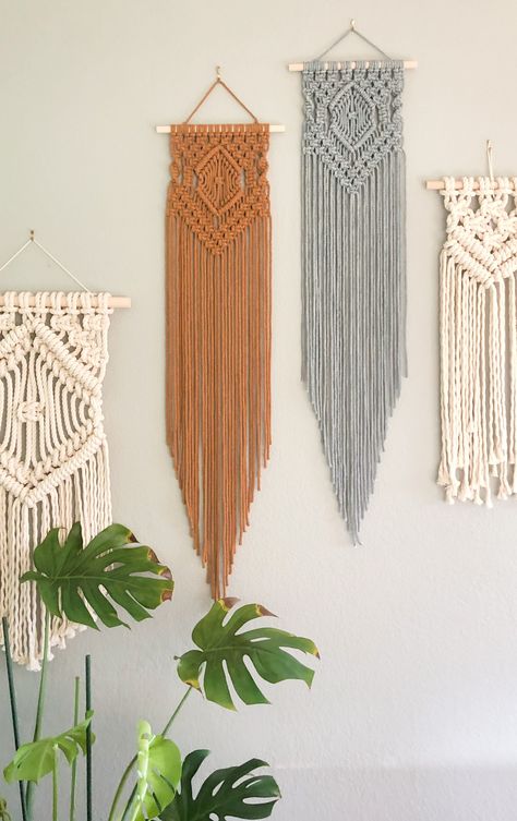 3d Macrame, Long Macrame Wall Hanging, Macrame Videos, Diy Wall Hanging Yarn, Macrame Arch, Modern Macrame Wall Hanging, Macrame Wall Hangings, Macrame Headboard, Macrame Mandala