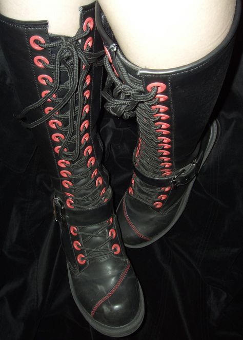 Knee high black & red combat boots Mallgoth Outfits, Japanese Street Fashion, Mall Goth, Fitness Inspo, Cute Shoes, Fashion Makeup, Everyday Look, Dress To Impress, Cool Outfits