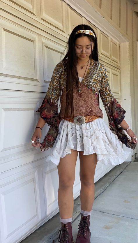 Folk Music Concert Outfit, Boho Chic Outfits 2024, Woodstock Aesthetic Outfit, Earthy Festival Outfits, Ethereal Fashion Aesthetic, Folky Outfit, Folk Music Festival Outfit, Earth Wind And Fire Concert Outfit, Fleetwood Mac Outfit