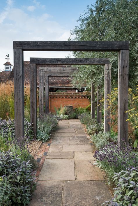 Game Keepers Cottage by Daniel Shea (13) Ombra Pergola, Walkway Landscaping, Walkway Design, Walkways Paths, Garden Arbor, Garden Walkway, Modern Garden Design, Have Inspiration, Pergola Plans