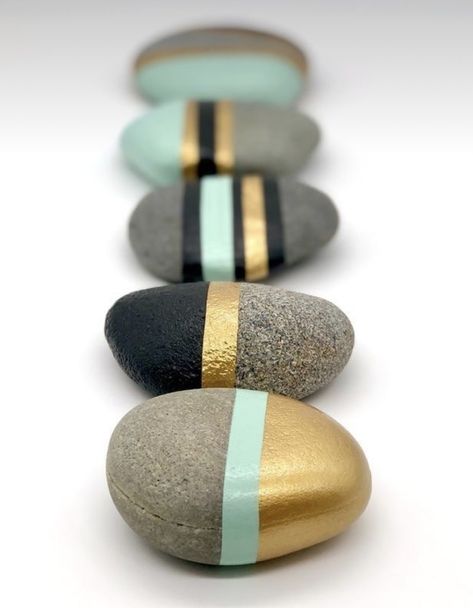 Abstract Rock Painting, Stones Painting, Decorative Painting Projects, Painted Rock Art, Beach Stones Jewelry, Stone Pictures Pebble Art, Art Coquillage, Diy Rock Art, Painted Pebbles