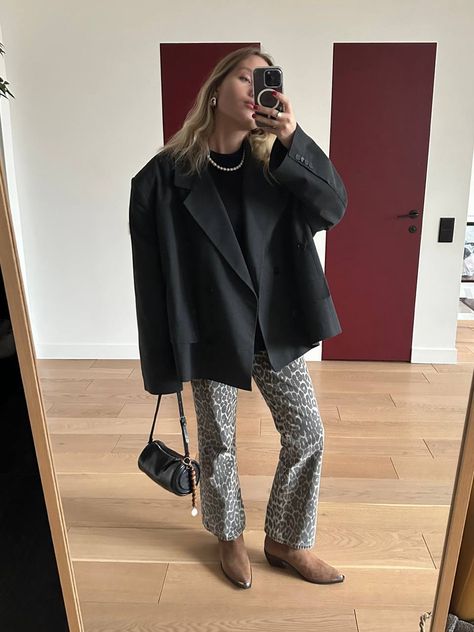 Leopard Jeans Outfit Winter, Ganni Leopard Jeans, Leopard Print Jeans Outfit Street Style, Black Wide Leg Pants Outfit Winter, Black Wide Leg Pants Outfit, Print Jeans Outfit, Snake Jeans, Grey Jeans Outfit, Wide Leg Pants Outfit