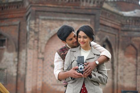 Mrinal Thakur, Sita Ramam, Dulquer Salmaan, Amazing Movies, Mrunal Thakur, Cute Movie Scenes, Romantic Couple Images, Movie Pic, Rashmika Mandanna