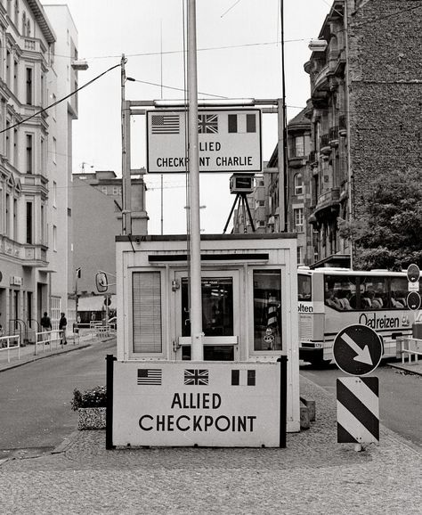 Berlin Wall Fall, Checkpoint Charlie, German History, Homeschool History, Living Books, Berlin Wall, Retro Pop, East Germany, Modern History