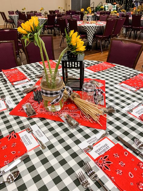 Chili Cook Off Decorations Centerpieces, Chili Cook Off Centerpieces, Diy Western Centerpieces, Banquet Theme Ideas, Western Table Setting, Western Theme Party Food, Western Table Decorations, Cowboy Centerpieces, Ffa Banquet