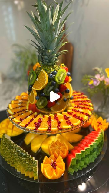 Fruit Charcuterie Cups Ideas, Pineapple Fruit Display, Fruit Tray Arrangements, Fruits Platter Ideas, Fruit Desserts For Parties, Fruit Display Ideas For Party, Ramadan Egypt, Diy Fruit Tray, Fruit Tray Ideas For Party