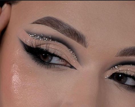 Black Smokey Eye With Gems, White Glitter Eyeshadow Looks, Smoky Eyeliner Look, Make Prata, Makeup For New Years, New Year Eve Makeup, Gray Makeup, Diamond Makeup, Makeup Ojos