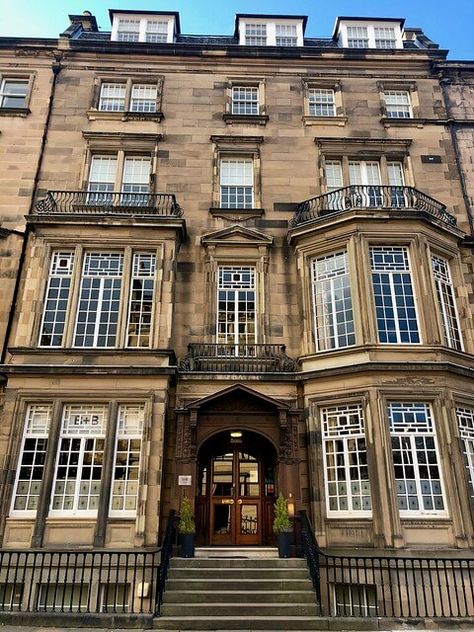 Edinburgh Townhouse, Edinburgh Architecture, Edinburgh House, Scottish Architecture, Civic Architecture, Pioneer Town, Shower Tub Combination, Victorian Townhouse, Dream Life House