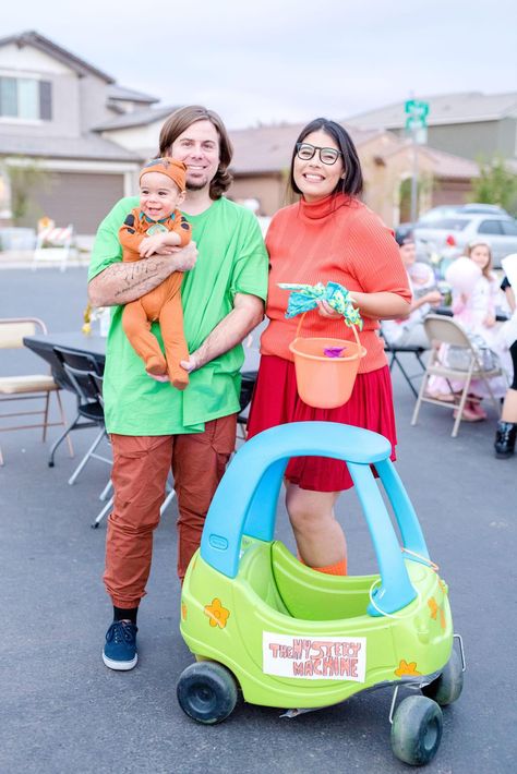 Family Costumes Scooby Doo, Scooby And Scrappy Doo Costumes, 90s Family Costume Ideas, Baby Scooby Doo Costume, Scooby Doo Family Costumes Halloween, Scrappy Doo Costume, Scooby Doo Family Costumes, Scooby Doo Trunk Or Treat, Scooby Doo Diy