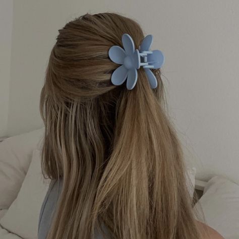 Flower Hairclip Aesthetic, Flower Hairclip Hairstyle, Clay Clip Hairstyles, Flower Hair Clips Aesthetic, Flower Hair Clips Hairstyle, Flower Clip Hairstyles, Aesthetic Hairclips, Cute Hairclips, Hair Clips Aesthetic