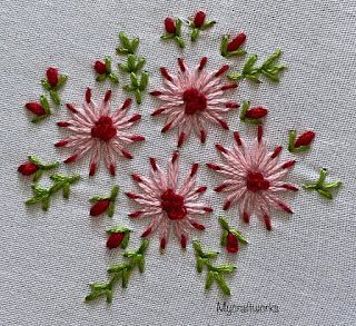 Bordados Tambour, Daisy Embroidery, Embroidery Lessons, Hand Embroidery Patterns Flowers, Flowers Embroidery, Border Embroidery Designs, Hand Embroidery Projects, Hand Embroidery Flowers, Embroidery Flowers Pattern