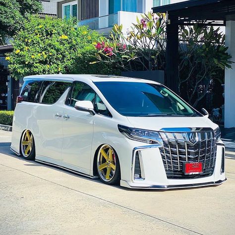 Toyota Alphard Modified, Luxury Suv Cars, Toyota Vellfire, Kei Car, Motor Mobil, Toyota Alphard, Toyota 4x4, Van Design, Rims For Cars