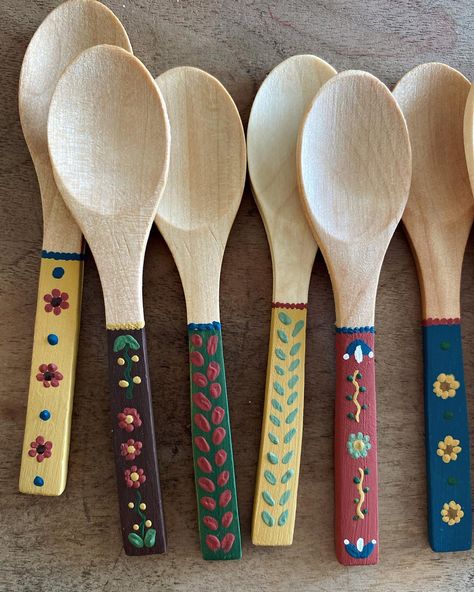 Painting Wooden Spoons Diy, Wood Spoon Painting, Wooden Spoon Painting Ideas, Painted Wooden Spoons Ideas, Wooden Spoon Diy, Painted Wooden Spoons, Wooden Spoon Crafts, Diy Utensils, Painted Spoons